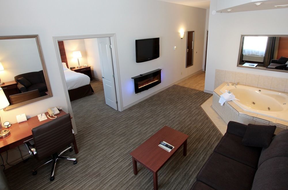 Holiday Inn Express Hotel & Suites 1000 Islands - Gananoque By Ihg Bagian luar foto