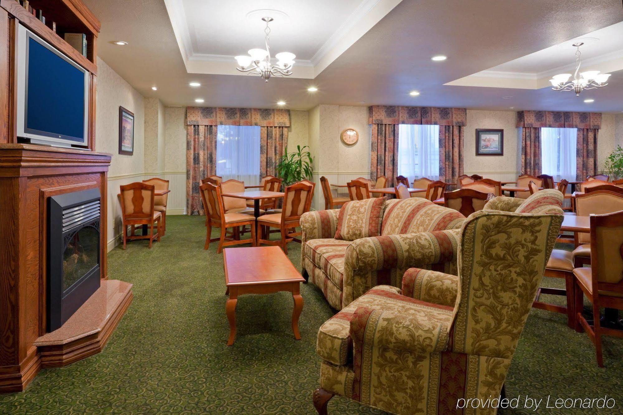 Holiday Inn Express Hotel & Suites 1000 Islands - Gananoque By Ihg Bagian luar foto