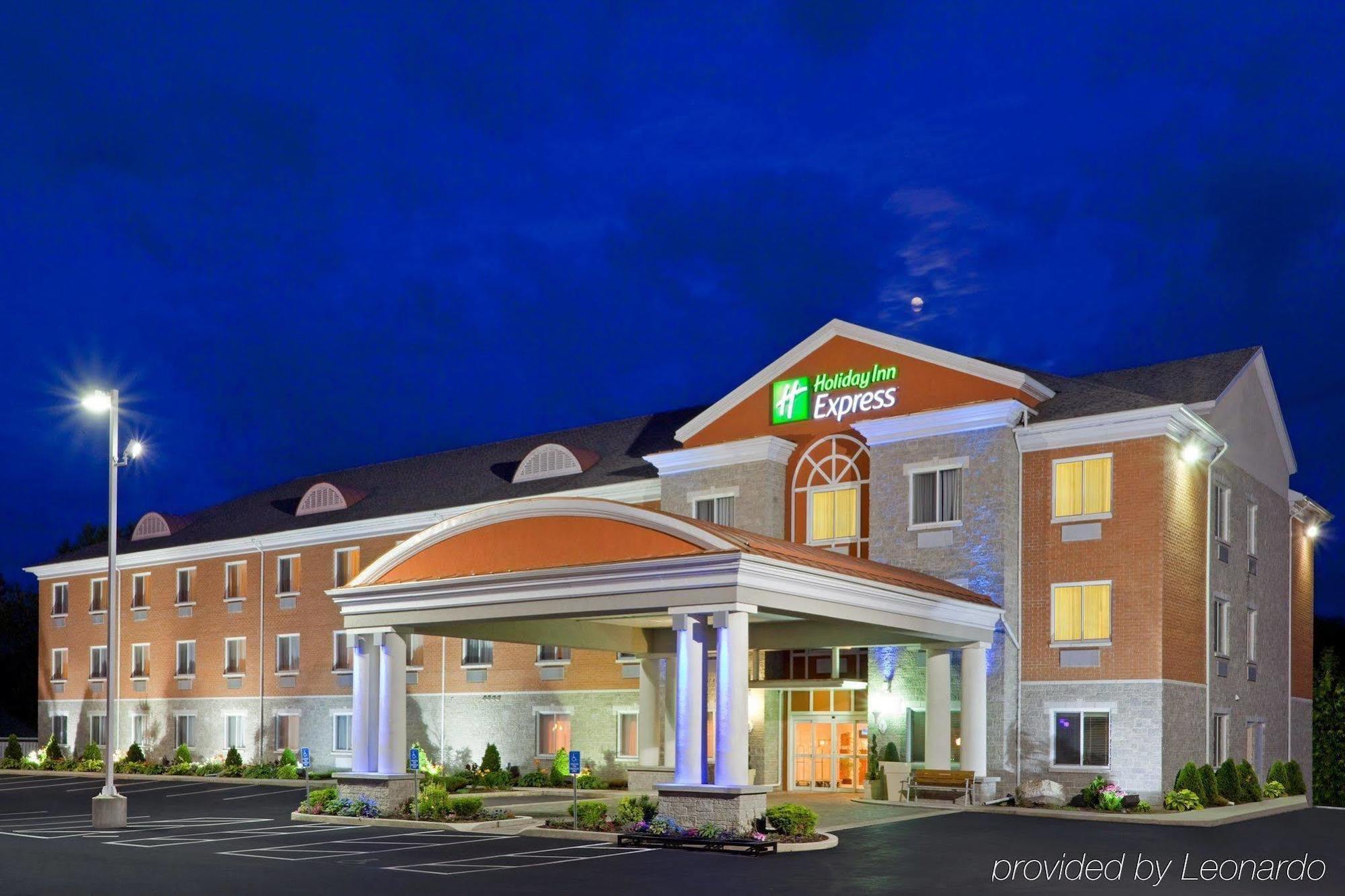 Holiday Inn Express Hotel & Suites 1000 Islands - Gananoque By Ihg Bagian luar foto