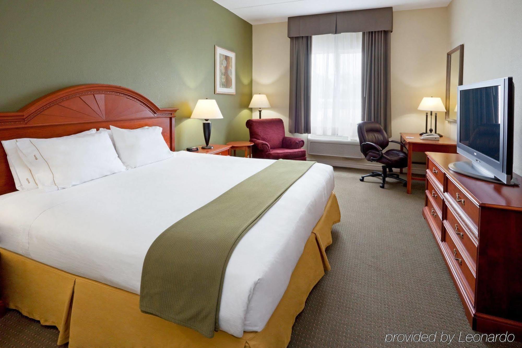 Holiday Inn Express Hotel & Suites 1000 Islands - Gananoque, An Ihg Hotel Bagian luar foto